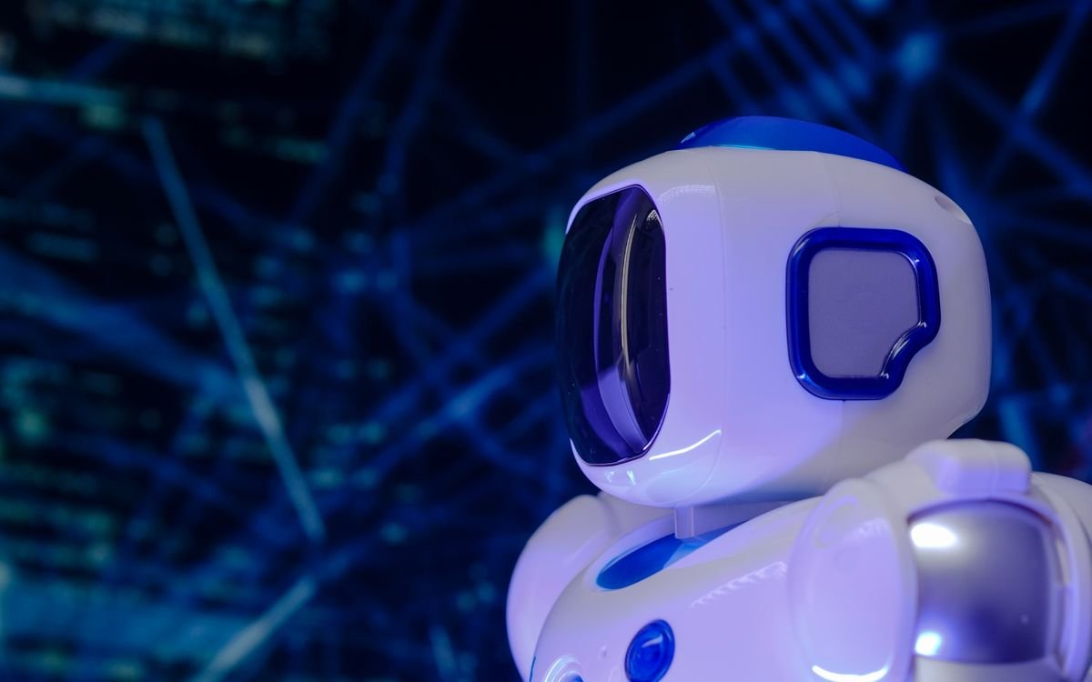 Robot blanco y azul representando la inteligencia artificial aplicada al trabajo